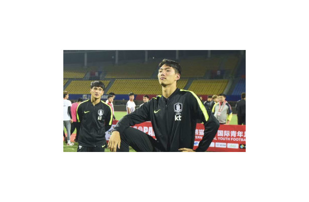 韓国代表、「トロフィー踏みつけ」で謝罪…写真でみると衝撃的だった