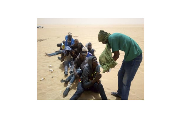 ニジェールのサハラ砂漠で置き去りにされ、救助された移民（国際移住機関ニジェール事務所提供・共同）