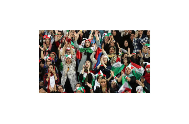念願の生観戦！イラン女性サポーターのスタジアムでの熱狂ぶりがこれ