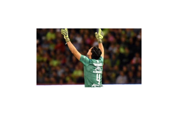 背番号4のGKが伝説ゴール！仰天の「100m超ロングシュート」がこれ