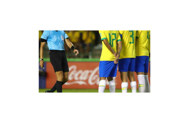 本田よ、これがブラジルだ！主審をダマす「身代わり術」がこれ