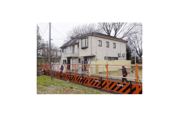一家4人が殺害された現場の住宅を囲むように設置されたフェンス＝15日午後、東京都世田谷区