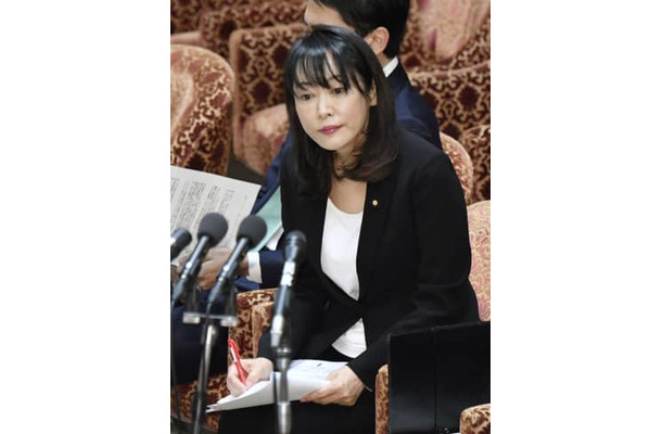 衆院予算委で質問を聞く森法相＝26日午前