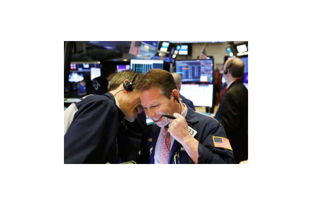 ニューヨーク証券取引所のトレーダーたち＝26日（ロイター＝共同）