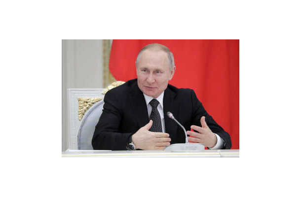 26日、ロシア・モスクワのクレムリンで開かれた作業部会で発言するプーチン大統領（タス＝共同）