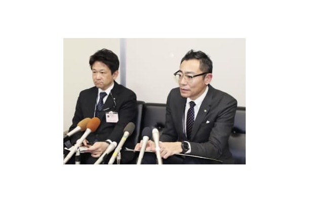 個人情報の流出について、市役所で記者の質問に答える青森県弘前市の職員ら＝2019年12月13日