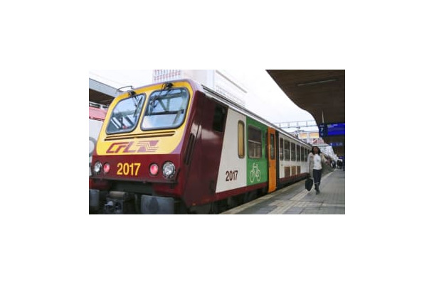1日、ルクセンブルク市の駅に到着した列車（共同）