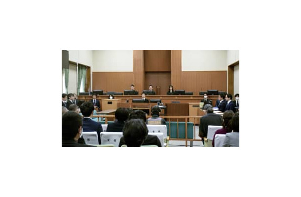 殺人などの罪に問われた鹿嶋学被告の初公判が開かれた広島地裁の法廷＝3日午前（代表撮影）