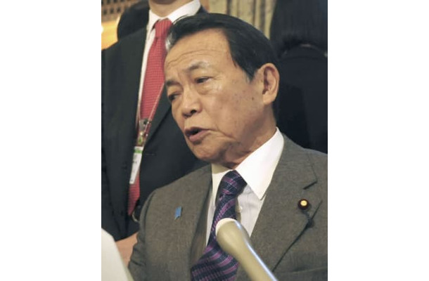 記者の質問に答える麻生財務相＝3日午前、国会