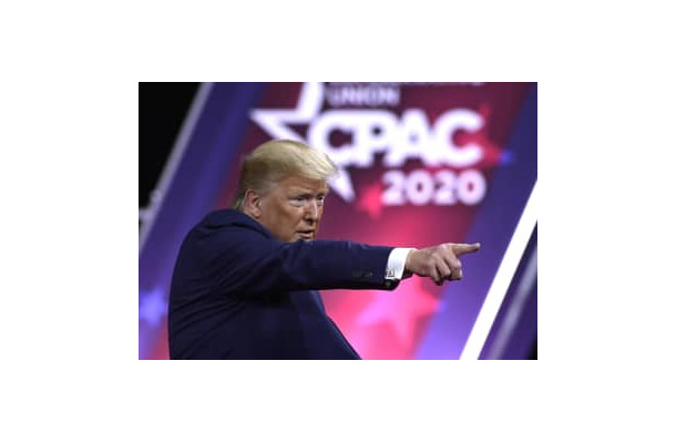 米首都ワシントン近郊で開かれた「保守政治行動会議（CPAC）」で発言するトランプ大統領＝2月29日（UPI＝共同）