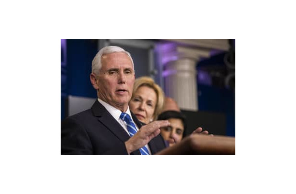 ホワイトハウスで記者会見するペンス米副大統領＝10日、ワシントン（AP＝共同）