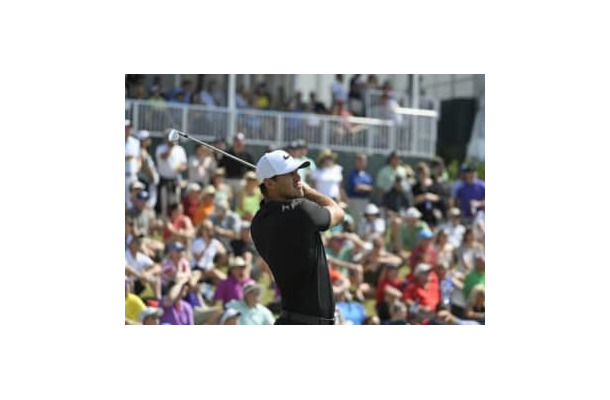 17年の第3ラウンド　ケプカの17番でのティショット(Photo by Stan Badz/PGA TOUR)