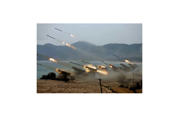 13日付の北朝鮮の労働新聞に掲載された砲撃対抗競技の写真（コリアメディア提供・共同）