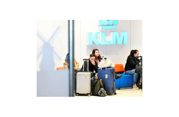 アムステルダム近郊のスキポール空港出発ラウンジで案内を待つKLMオランダ航空の乗客＝12日、スキポール（ロイター＝共同）