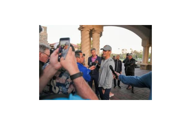大会中止を受けて報道陣の質問に答えるビリー・ホーシェル（撮影：GettyImages)