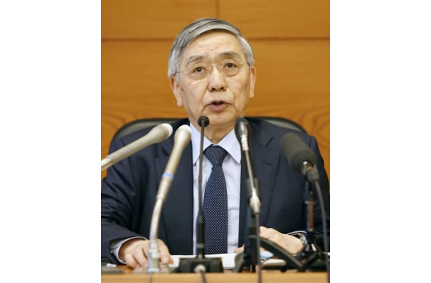 金融政策決定会合後に記者会見する日銀の黒田総裁＝16日午後、日銀本店