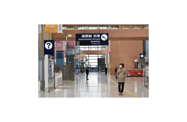 閑散とする関西空港の国際線到着ロビー＝16日