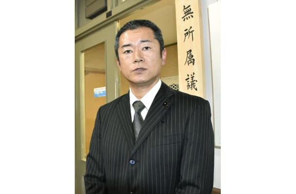 取材に応じる静岡県の諸田洋之県議＝18日午前、静岡県庁