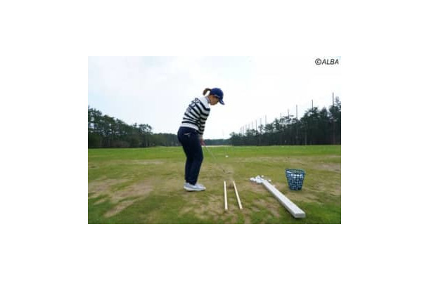 棒を2本並べて、タテ振りアプローチの練習をする上田桃子（撮影：福田文平)