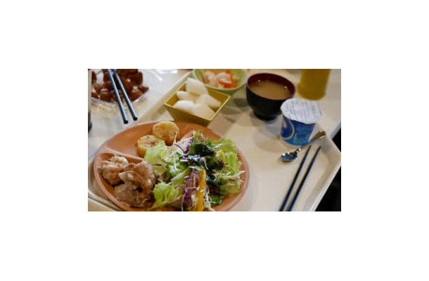 ピッチのすぐ隣で選手が食事するいわきFC。「食」について担当者に聞いてみた