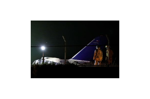 29日、フィリピンのマニラ国際空港で炎上した小型機の残骸（ロイター＝共同）