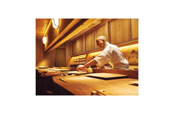 神楽坂の三ツ星店による新たな一手は鮨！ 旬を意識した握りとつまみ、そして〆の鍋が絶品！