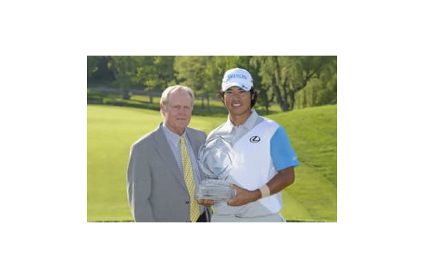 2014年にメモリアル・トーナメントで初優勝を挙げた松山英樹（右）とホストのジャック・ニクラウス（左）（撮影：GettyImages)