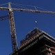 「ビルからクレーンで吊るされてリフティング」が超クレイジー