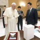 首相、折り鶴利用の陶器を贈呈
