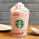 スタバ、瑞々しく桃香る新作フラペ「白桃と桜わらびもち フラペチーノ」もちぷる食感の食べ応えも◎