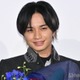 中島健人、共演者に花束プレゼント “サプライズ返し”でハプニング「花があれば掴んじゃう」【知らないカノジョ】