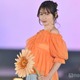 「おむすび」で話題・岡本夏美、肩出しトップスから美デコルテ披露 オレンジで統一感【GirlsAward 2025SS】