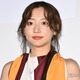 武田玲奈、ミニ丈×黒タイツで美脚透ける「腰の位置が高い」「スタイル良すぎ」の声
