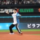 若手人気ラッパー・ピラフ星人、ファーストピッチでノーバン投球披露 ミニライブにファン熱狂