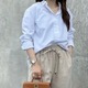 涼しくてラクできちんと見える。爽やか白シャツ×リネンの絶妙涼感バランス【40代の毎日コーデ】