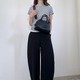 脚のラインを拾わない「カーブパンツ」でスタイルアップ。品よくルーズな大人の着こなし方【40代の毎日コーデ】