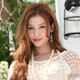 TWICEサナ、“超ミニ”ドレスから圧巻の脚線美披露「完璧スタイル」「息を呑む美しさ」と反響