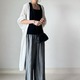 涼し気な「ウェーブプリーツパンツ」が体形をカムフラージュ。リラクシーで上品な軽やかスタイル【40代の毎日コーデ】