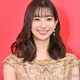 足立梨花、膝上ミニスカから美脚披露「綺麗」「引き締まってる」