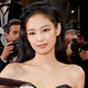 BLACKPINKジェニー、胸元際立つ衣装姿 舞台裏ショットに反響続々「貴重な写真」「どの瞬間でも美しい」
