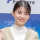 出口夏希、美デコルテ輝くキャミ姿でNY満喫「芸術作品のよう」「赤似合いすぎ」と絶賛相次ぐ