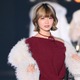 フォーエイト48あみか、ミニスカ制服×ルーズソックスで美脚際立つ「似合いすぎ」「メガネ新鮮」の声