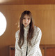 “yousti”としてソロデビューした小林由依、ほっそり美脚チラリの秋コーデ披露！等身大の魅力に迫る