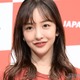 板野友美、娘を顔出し 花火満喫ショットに「横顔が美しい」「可愛すぎる親子」