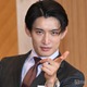 Snow Man向井康二、“即興ランウェイ”披露 驚異スタイルに「息を呑みました」と共演女優絶賛【フェイクマミー】