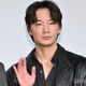 綾野剛、ステージ上で汗止まらず 撮影中も汗操る「質も変えられる」【愚か者の⾝分】
