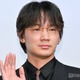 綾野剛、自身の提案シーン採用される「監督はあっちですから」褒め言葉に謙遜【星と月は天の穴】