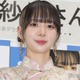 岡田紗佳、ミニスカ姿で美脚披露「ドキッとした」「オフショットも絵になる」の声