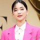 見上愛、ミニスカセットアップで美脚披露「立ち姿が美しい」「ため息が出る綺麗さ」の声