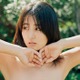 福井梨莉華、チューブトップビキニ姿で美バスト際立つ「ヤンマガ」表紙登場